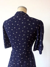 Laden Sie das Bild in den Galerie-Viewer, 1940s - Exquisite Atomic Print Rayon Dress - W31.5 (80cm)
