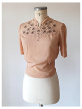 Laden Sie das Bild in den Galerie-Viewer, 1930s 1940s - Precious Sand Embroidered Blouse - W29 (74cm)
