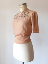 Laden Sie das Bild in den Galerie-Viewer, 1930s 1940s - Precious Sand Embroidered Blouse - W29 (74cm)
