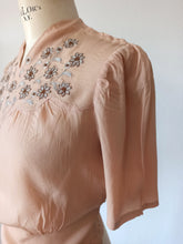 Laden Sie das Bild in den Galerie-Viewer, 1930s 1940s - Precious Sand Embroidered Blouse - W29 (74cm)

