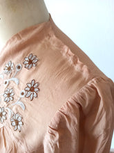 Laden Sie das Bild in den Galerie-Viewer, 1930s 1940s - Precious Sand Embroidered Blouse - W29 (74cm)
