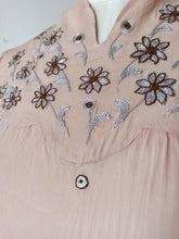 Laden Sie das Bild in den Galerie-Viewer, 1930s 1940s - Precious Sand Embroidered Blouse - W29 (74cm)
