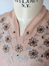 Laden Sie das Bild in den Galerie-Viewer, 1930s 1940s - Precious Sand Embroidered Blouse - W29 (74cm)
