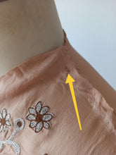 Laden Sie das Bild in den Galerie-Viewer, 1930s 1940s - Precious Sand Embroidered Blouse - W29 (74cm)
