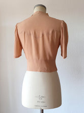Laden Sie das Bild in den Galerie-Viewer, 1930s 1940s - Precious Sand Embroidered Blouse - W29 (74cm)
