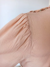 Laden Sie das Bild in den Galerie-Viewer, 1930s 1940s - Precious Sand Embroidered Blouse - W29 (74cm)
