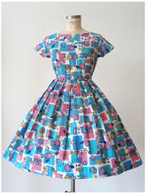 Carica l&#39;immagine nel visualizzatore di Gallery, 1950s 1960s - HENRY GABRIEL, France - Collector Novelty Print Dress - W28.5 (72cm)
