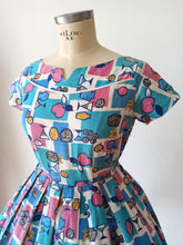 Carica l&#39;immagine nel visualizzatore di Gallery, 1950s 1960s - HENRY GABRIEL, France - Collector Novelty Print Dress - W28.5 (72cm)
