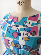 Carica l&#39;immagine nel visualizzatore di Gallery, 1950s 1960s - HENRY GABRIEL, France - Collector Novelty Print Dress - W28.5 (72cm)
