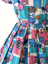 Carica l&#39;immagine nel visualizzatore di Gallery, 1950s 1960s - HENRY GABRIEL, France - Collector Novelty Print Dress - W28.5 (72cm)
