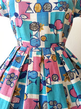Carica l&#39;immagine nel visualizzatore di Gallery, 1950s 1960s - HENRY GABRIEL, France - Collector Novelty Print Dress - W28.5 (72cm)
