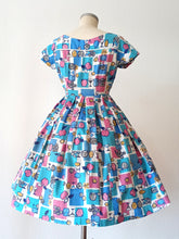 Carica l&#39;immagine nel visualizzatore di Gallery, 1950s 1960s - HENRY GABRIEL, France - Collector Novelty Print Dress - W28.5 (72cm)
