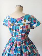Carica l&#39;immagine nel visualizzatore di Gallery, 1950s 1960s - HENRY GABRIEL, France - Collector Novelty Print Dress - W28.5 (72cm)
