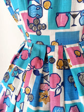 Carica l&#39;immagine nel visualizzatore di Gallery, 1950s 1960s - HENRY GABRIEL, France - Collector Novelty Print Dress - W28.5 (72cm)
