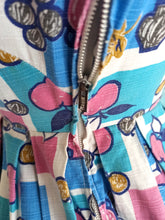 Carica l&#39;immagine nel visualizzatore di Gallery, 1950s 1960s - HENRY GABRIEL, France - Collector Novelty Print Dress - W28.5 (72cm)
