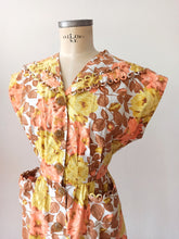 Carica l&#39;immagine nel visualizzatore di Gallery, 1940s 1950s - Gorgeous Roseprint Cotton Dress - W30 (76cm)

