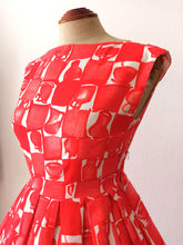 Load image into Gallery viewer, 1950s 1960s - Stunning Red Novelty Print Dress - W27 (68cm)

