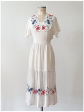 Laden Sie das Bild in den Galerie-Viewer, 1940s - Delightful Embroidery Rayon Dress - W30 (76cm)
