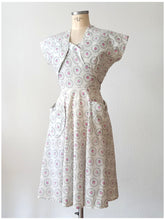 Laden Sie das Bild in den Galerie-Viewer, 1940s - DOLLY DAY, USA - Adorable Roseprint Bolero Dress - W28 (70cm)
