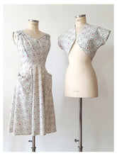 Laden Sie das Bild in den Galerie-Viewer, 1940s - DOLLY DAY, USA - Adorable Roseprint Bolero Dress - W28 (70cm)
