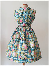 Carica l&#39;immagine nel visualizzatore di Gallery, 1950s 1960s - BÉATRICE, Paris - Precious Roseprint Cotton Dress - W28.5 (72cm)
