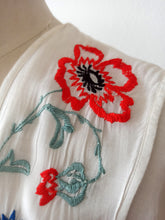 Laden Sie das Bild in den Galerie-Viewer, 1940s - Delightful Embroidery Rayon Dress - W30 (76cm)
