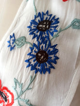 Laden Sie das Bild in den Galerie-Viewer, 1940s - Delightful Embroidery Rayon Dress - W30 (76cm)
