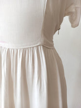 Laden Sie das Bild in den Galerie-Viewer, 1940s - Delightful Embroidery Rayon Dress - W30 (76cm)
