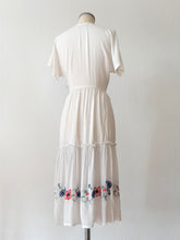 Laden Sie das Bild in den Galerie-Viewer, 1940s - Delightful Embroidery Rayon Dress - W30 (76cm)
