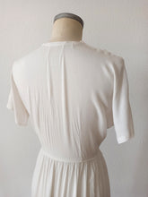 Laden Sie das Bild in den Galerie-Viewer, 1940s - Delightful Embroidery Rayon Dress - W30 (76cm)
