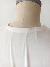 Laden Sie das Bild in den Galerie-Viewer, 1940s - Delightful Embroidery Rayon Dress - W30 (76cm)
