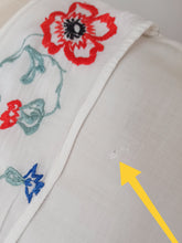 Laden Sie das Bild in den Galerie-Viewer, 1940s - Delightful Embroidery Rayon Dress - W30 (76cm)
