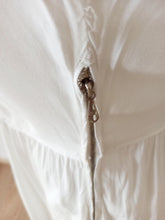 Laden Sie das Bild in den Galerie-Viewer, 1940s - Delightful Embroidery Rayon Dress - W30 (76cm)
