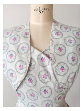 Laden Sie das Bild in den Galerie-Viewer, 1940s - DOLLY DAY, USA - Adorable Roseprint Bolero Dress - W28 (70cm)

