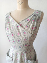 Laden Sie das Bild in den Galerie-Viewer, 1940s - DOLLY DAY, USA - Adorable Roseprint Bolero Dress - W28 (70cm)
