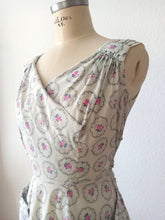 Laden Sie das Bild in den Galerie-Viewer, 1940s - DOLLY DAY, USA - Adorable Roseprint Bolero Dress - W28 (70cm)
