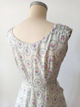 Laden Sie das Bild in den Galerie-Viewer, 1940s - DOLLY DAY, USA - Adorable Roseprint Bolero Dress - W28 (70cm)

