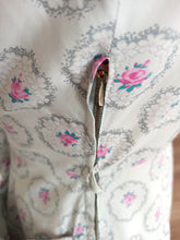 Laden Sie das Bild in den Galerie-Viewer, 1940s - DOLLY DAY, USA - Adorable Roseprint Bolero Dress - W28 (70cm)
