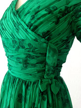 Charger l&#39;image dans la galerie, 1950s - NINA FABBRI, Belgium - Exquisite Green Silk Couture Dress - W27 (68cm)
