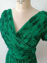 Charger l&#39;image dans la galerie, 1950s - NINA FABBRI, Belgium - Exquisite Green Silk Couture Dress - W27 (68cm)
