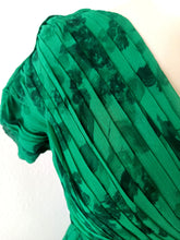 Charger l&#39;image dans la galerie, 1950s - NINA FABBRI, Belgium - Exquisite Green Silk Couture Dress - W27 (68cm)
