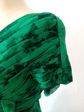 Charger l&#39;image dans la galerie, 1950s - NINA FABBRI, Belgium - Exquisite Green Silk Couture Dress - W27 (68cm)
