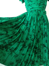 Charger l&#39;image dans la galerie, 1950s - NINA FABBRI, Belgium - Exquisite Green Silk Couture Dress - W27 (68cm)
