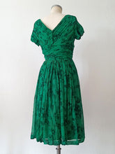 Charger l&#39;image dans la galerie, 1950s - NINA FABBRI, Belgium - Exquisite Green Silk Couture Dress - W27 (68cm)

