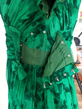 Charger l&#39;image dans la galerie, 1950s - NINA FABBRI, Belgium - Exquisite Green Silk Couture Dress - W27 (68cm)
