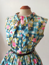 Carica l&#39;immagine nel visualizzatore di Gallery, 1950s 1960s - BÉATRICE, Paris - Precious Roseprint Cotton Dress - W28.5 (72cm)
