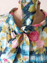 Carica l&#39;immagine nel visualizzatore di Gallery, 1950s 1960s - BÉATRICE, Paris - Precious Roseprint Cotton Dress - W28.5 (72cm)
