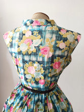 Carica l&#39;immagine nel visualizzatore di Gallery, 1950s 1960s - BÉATRICE, Paris - Precious Roseprint Cotton Dress - W28.5 (72cm)
