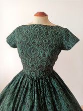 Carica l&#39;immagine nel visualizzatore di Gallery, 1950s 1960s - Gorgeous Green Cotton Dress - W26 (66cm)
