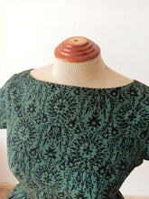 Carica l&#39;immagine nel visualizzatore di Gallery, 1950s 1960s - Gorgeous Green Cotton Dress - W26 (66cm)
